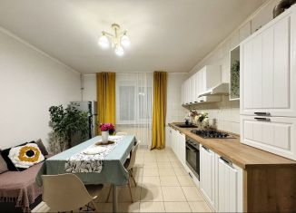 Сдается в аренду 3-ком. квартира, 90 м2, Калининград, улица Менделеева, 80А