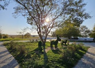 Продажа трехкомнатной квартиры, 70.2 м2, посёлок городского типа Новоозёрное, улица Героев-Десантников, 9А