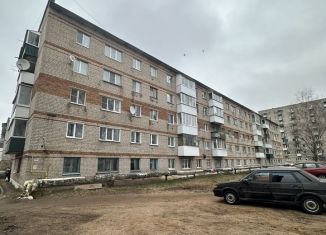 Трехкомнатная квартира на продажу, 52 м2, поселок городского типа Голынки, улица Ленина, 10