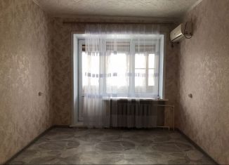 Продается трехкомнатная квартира, 50 м2, Камызяк, улица Максима Горького, 100