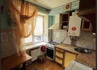 Сдается в аренду 3-комнатная квартира, 60 м2, Евпатория, улица Крупской, 60А