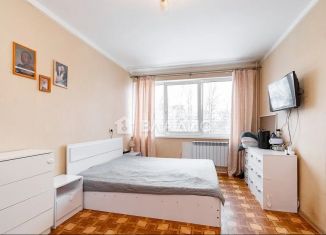 Продам 3-ком. квартиру, 59 м2, Санкт-Петербург, улица Добровольцев, 18, метро Проспект Ветеранов