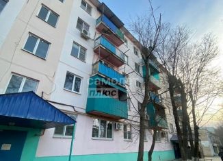 Продаю 3-ком. квартиру, 58 м2, Элиста, улица Ю. Клыкова, 130