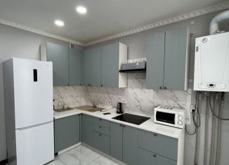 Сдам в аренду 2-ком. квартиру, 65 м2, Астрахань, улица Трофимова, 10