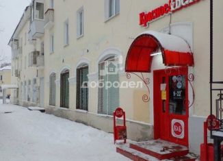 Продаю торговую площадь, 335.9 м2, Полевской, микрорайон Ялунина, 15