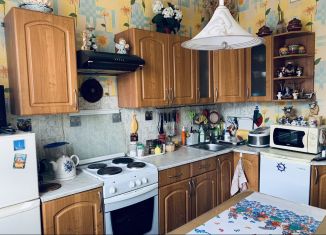 Продается 2-комнатная квартира, 53 м2, Апатиты, улица Строителей, 37