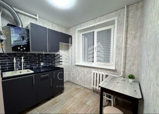 Продаю 2-ком. квартиру, 43 м2, поселок городского типа Алексеевка, Невская улица, 13