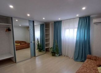 Сдаю 3-ком. квартиру, 64 м2, Сочи, улица Макаренко, 29