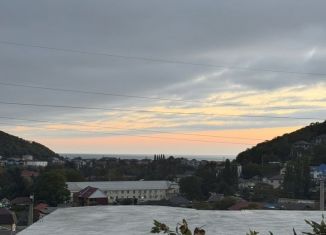 Продаю гараж, 30 м2, поселок городского типа Новомихайловский, Первомайский переулок, 8