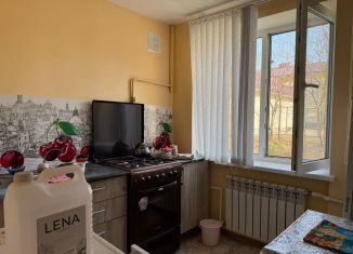 Продам 1-ком. квартиру, 31 м2, посёлок городского типа Новоозёрное, улица Адмирала Кантура, 3