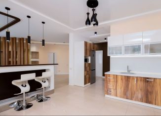 Продаю трехкомнатную квартиру, 125 м2, Краснодар, бульвар Клары Лучко, 14к3, микрорайон Юбилейный