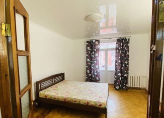 Сдам 3-ком. квартиру, 75 м2, Азов, улица Пирогова, 10