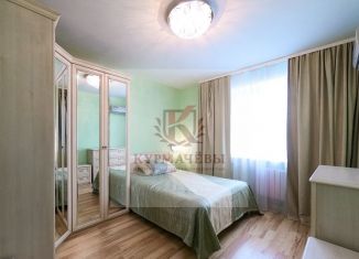 Сдается 3-комнатная квартира, 57.2 м2, Екатеринбург, улица Свердлова, 2, метро Площадь 1905 года