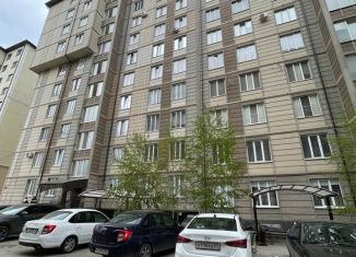 Продаю 3-комнатную квартиру, 95 м2, Нальчик, улица Шарданова, 48, район Хладокомбинат