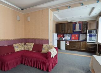Сдается 4-комнатная квартира, 95 м2, Мурманск, улица Челюскинцев, 37