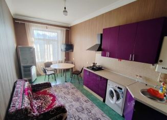 Сдам в аренду 1-ком. квартиру, 60 м2, Махачкала, улица Вузовское Озеро, 1Б