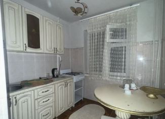 Сдаю в аренду 3-ком. квартиру, 70 м2, Грозный, улица У.А. Садаева, 2, 1-й микрорайон