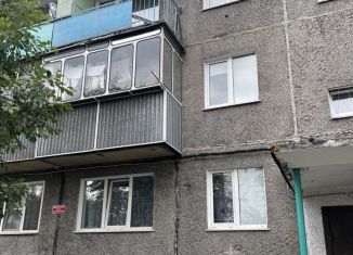 Сдается в аренду трехкомнатная квартира, 61 м2, Междуреченск, проспект 50 лет Комсомола, 61