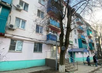 Продаю 3-ком. квартиру, 58 м2, Элиста, улица Юрия Клыкова, 130, 2-й микрорайон