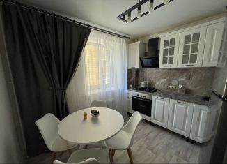 Сдаю в аренду 2-ком. квартиру, 60 м2, Гатчина, улица Киргетова, 26/5