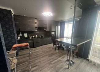 Сдается двухкомнатная квартира, 79 м2, Тобольск, 15-й микрорайон, 27