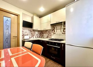 Продается 3-комнатная квартира, 64 м2, Челябинск, улица Молодогвардейцев, 22, Курчатовский район