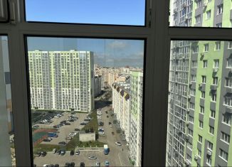 Сдам 3-ком. квартиру, 91 м2, Саратов, улица имени Н.В. Кузнецова, 3