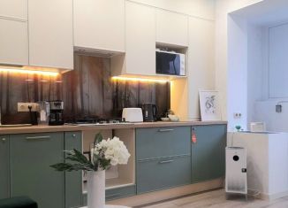 Сдам в аренду 2-ком. квартиру, 60 м2, Тверь, улица Комарова, 7