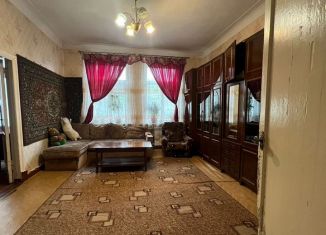 Продам 3-ком. квартиру, 75 м2, Порхов, проспект Ленина, 12
