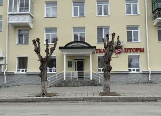 Продаю торговую площадь, 193.2 м2, Серов, улица Луначарского, 93