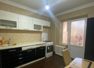 Сдаю в аренду однокомнатную квартиру, 40 м2, Грозный, улица У.А. Садаева, 28, 4-й микрорайон