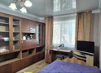 Сдаю 2-ком. квартиру, 45 м2, Крымск, Пролетарская улица, 36