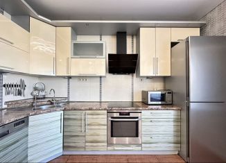 Трехкомнатная квартира в аренду, 75 м2, Санкт-Петербург, Коломяжский проспект, 28к3, метро Комендантский проспект