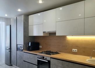 Продам трехкомнатную квартиру, 104 м2, Чувашия, Университетская улица, 9