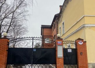 Продаю двухкомнатную квартиру, 81 м2, Валдай, улица Труда, 3А