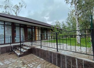 Сдам в аренду 3-ком. квартиру, 95 м2, Санкт-Петербург, Чистяковская улица, 1