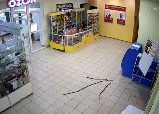 Сдается в аренду торговая площадь, 2 м2, Тюмень, улица Станислава Карнацевича, 14