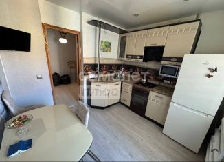 Продам 3-ком. квартиру, 61.8 м2, посёлок городского типа Медведево, Строительная улица, 25