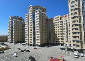 Продается двухкомнатная квартира, 76 м2, Грозный, улица Муслима Г. Гайрбекова, 78