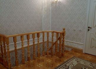 Сдается в аренду четырехкомнатная квартира, 150 м2, Дербент, улица Хизроева, 9А