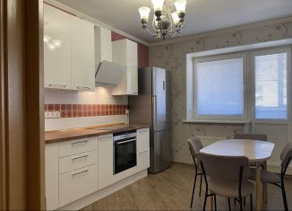 Сдаю 3-ком. квартиру, 80 м2, Балашиха, улица Разина, 5