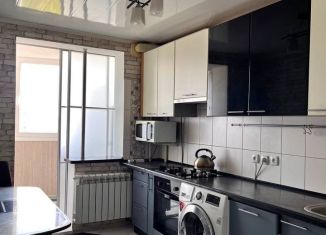 Сдается трехкомнатная квартира, 70 м2, Керчь, улица Петра Дейкало, 4