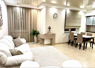 Сдаю в аренду 3-ком. квартиру, 93 м2, Калининград, улица Лёни Голикова, 4