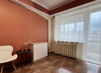 Продаю 3-ком. квартиру, 42.3 м2, Омская область, улица Рождественского, 1