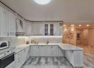 Сдается в аренду трехкомнатная квартира, 119 м2, Тюмень, улица Николая Фёдорова, 30