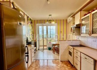 Продажа 2-ком. квартиры, 95 м2, Тольятти, улица 40 лет Победы, 48