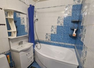 Сдаю 2-ком. квартиру, 50 м2, Тюмень, улица Луначарского, 36
