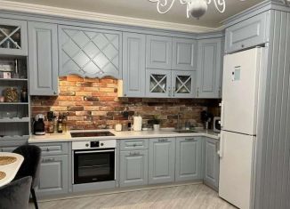 Сдаю 2-ком. квартиру, 80 м2, Тюмень, Харьковская улица, 68