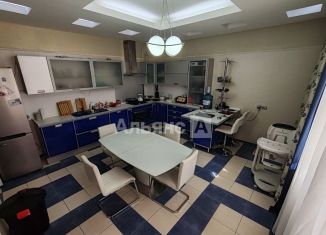 Продается четырехкомнатная квартира, 130 м2, Волгодонск, улица Гагарина, 8