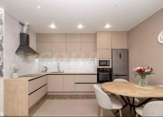 Продаю двухкомнатную квартиру, 67 м2, Тюмень, улица Виктора Тимофеева, 10